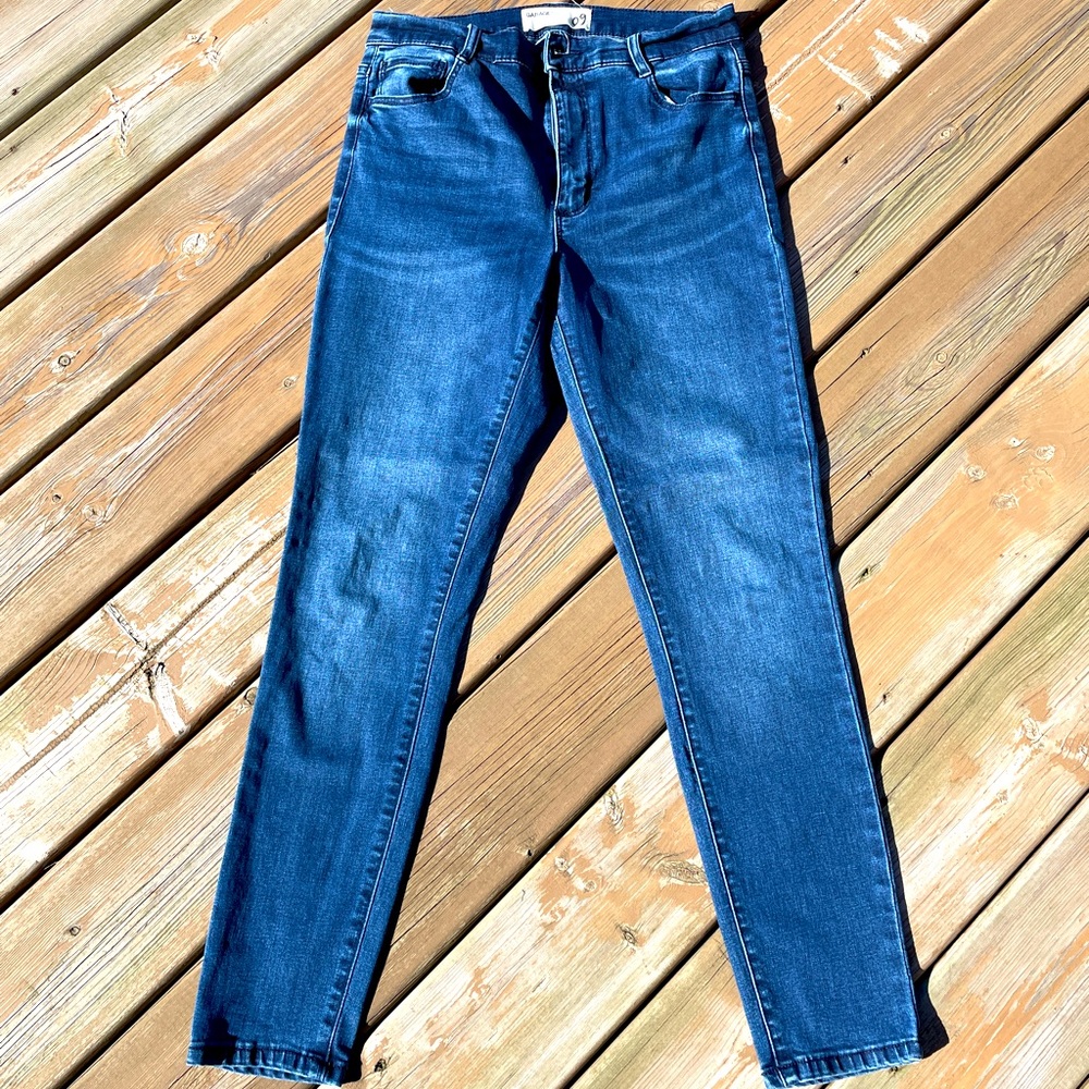 Size 9 women’s jeans. The brand is Garage.